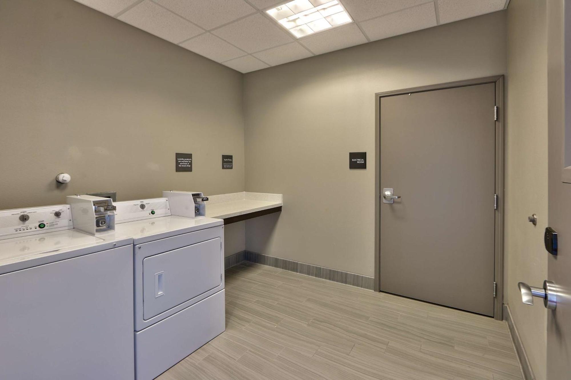 Hampton Inn & Suites Albuquerque Airport Buitenkant foto